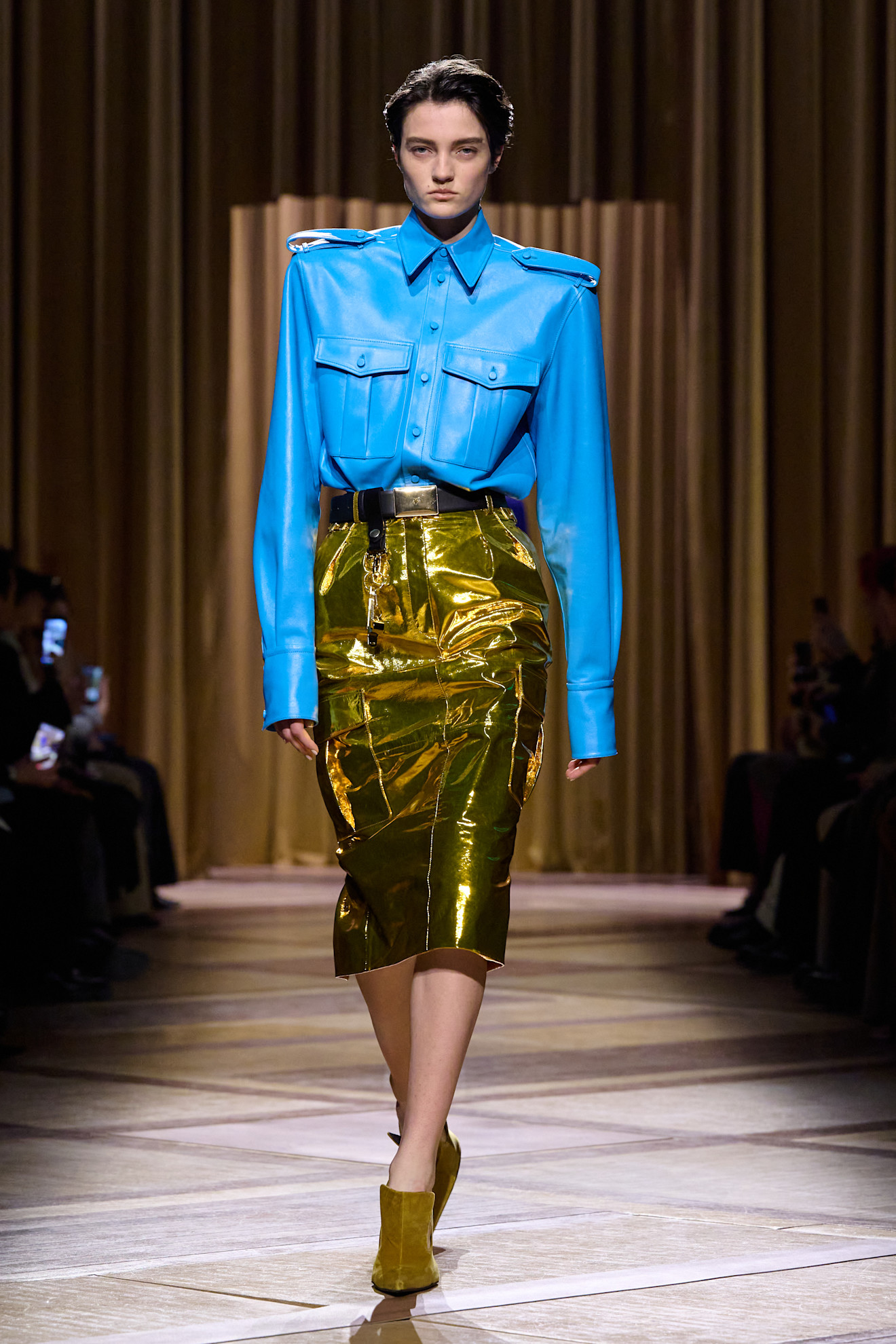 Mugler اللون الذهبي مع الأزرق من